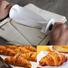 Kép 3/3 - Croissant vágó műanyag fogantyúval